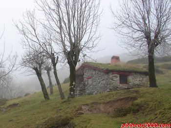 Vista exterior del refugio, llegando por el GR.12.