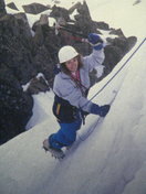 Esta otra joven, compañera de la anterior, luego se fue al Pico Bolivar en su tierra. Escalando en nieve transformada y helada.